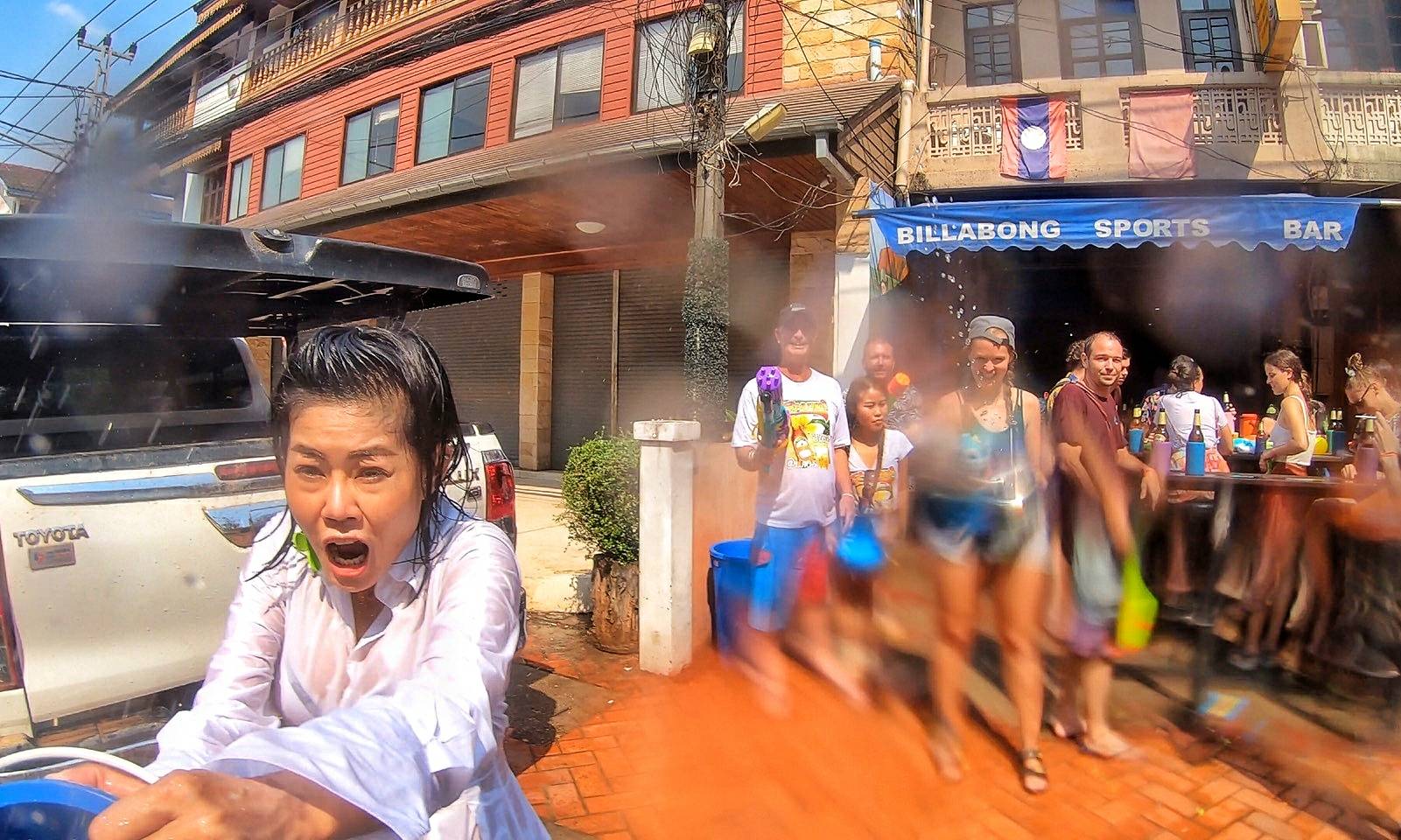 寮國旅遊｜潑水節這一天，全國的人都愉悅地濕了
