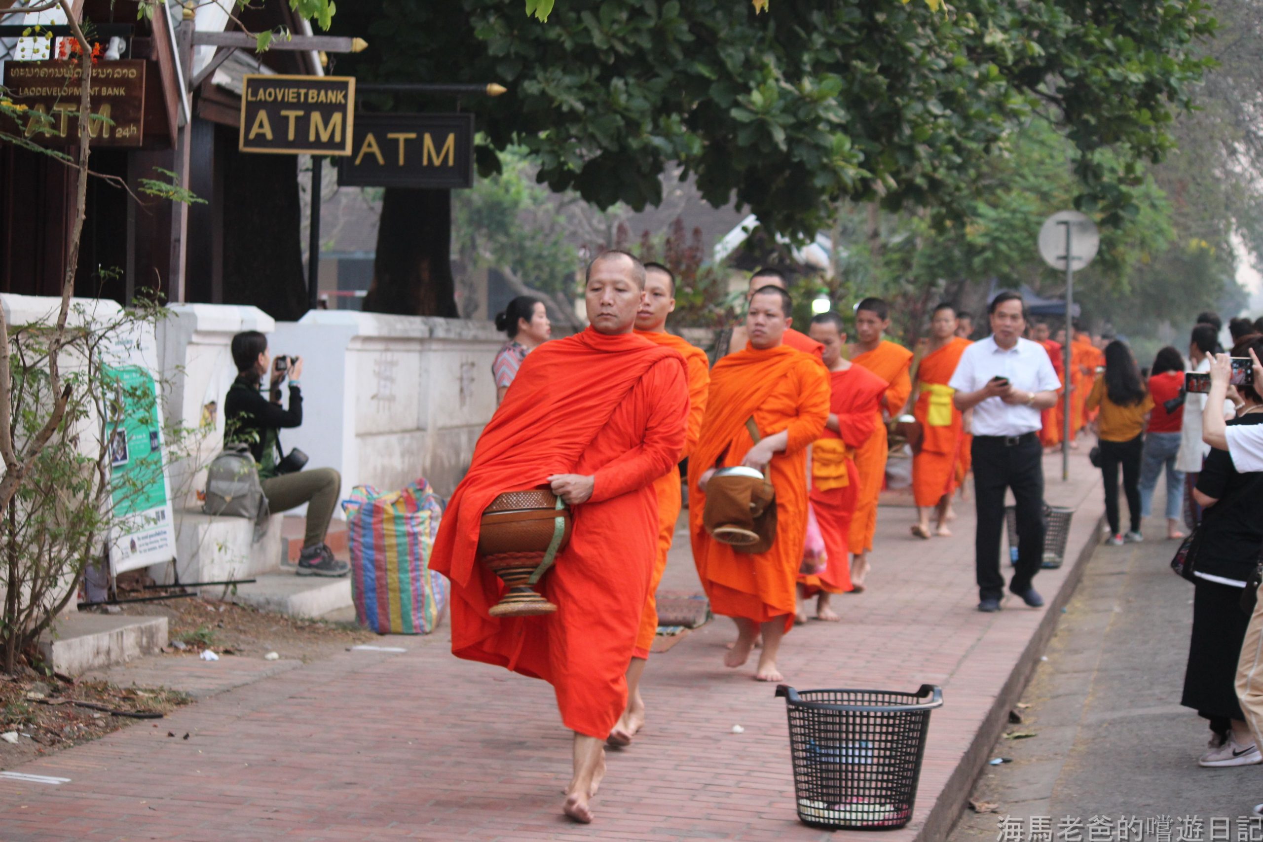 寮國旅遊｜延續千年的善念，晨霧中踽踽而行的橘色身影