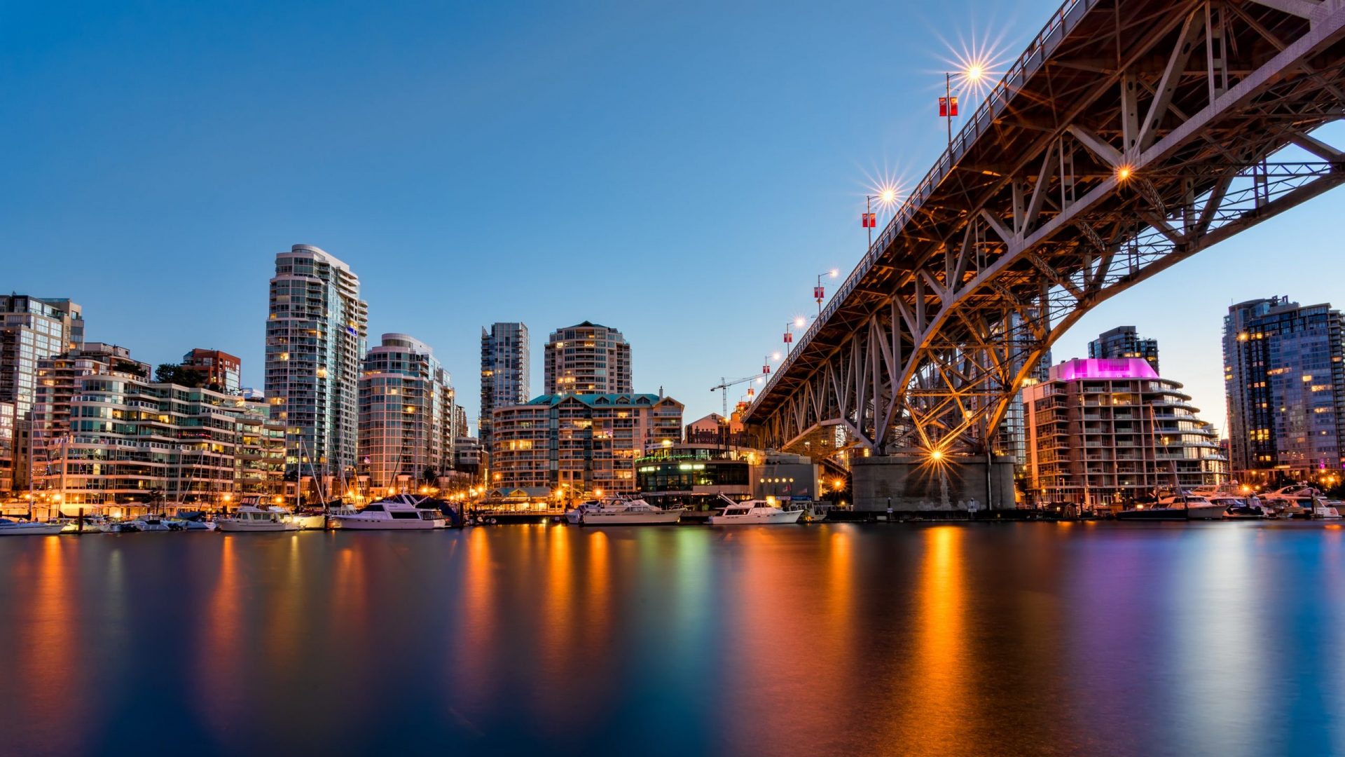 溫哥華旅遊｜越過長長的珠燈吊橋，你沒想過觀賞聖誕燈飾的方式